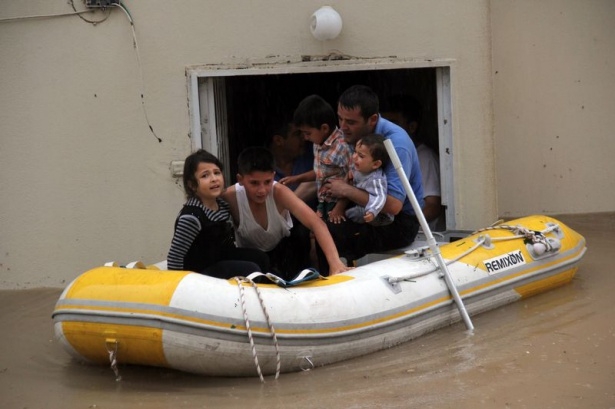 Adana'da vatandaşlar canlarını zor kurtardı 16