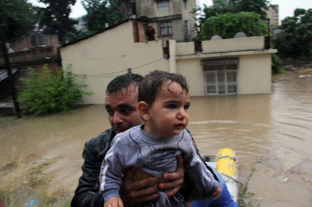 Adana'da vatandaşlar canlarını zor kurtardı 18