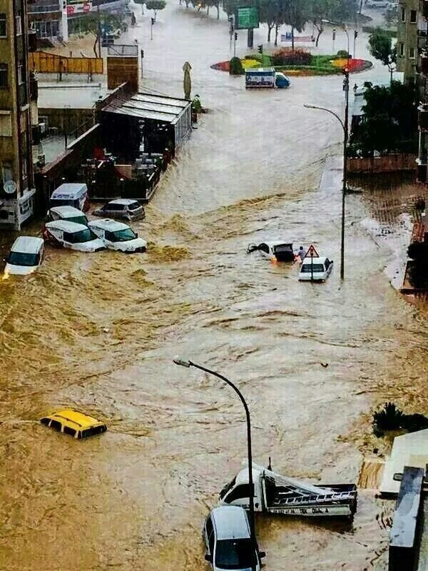Adana'da vatandaşlar canlarını zor kurtardı 2