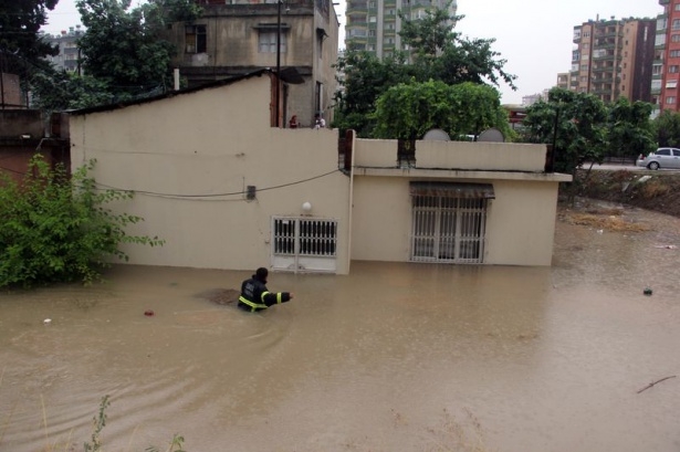 Adana'da vatandaşlar canlarını zor kurtardı 20