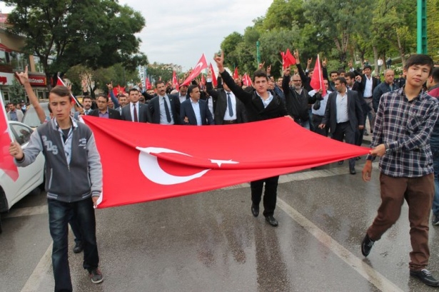 Bayrağını alan sokağa çıktı 1