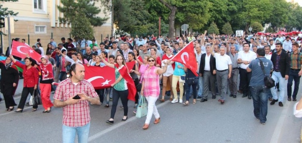 Bayrağını alan sokağa çıktı 10