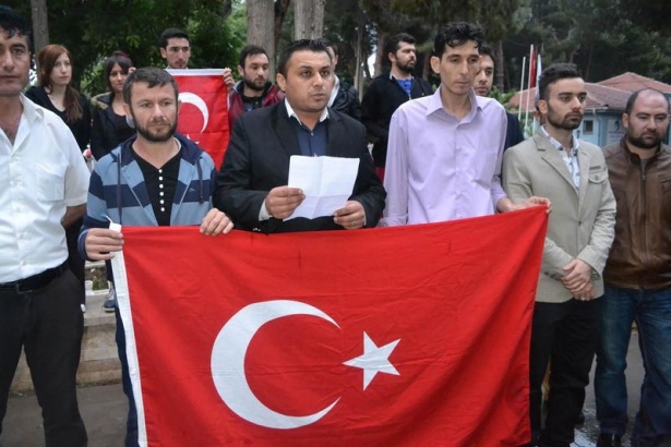 Bayrağını alan sokağa çıktı 12