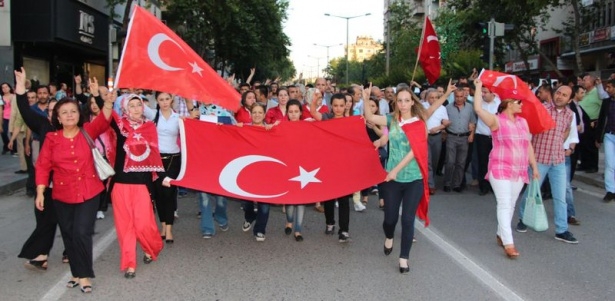 Bayrağını alan sokağa çıktı 13