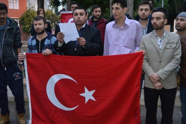 Bayrağını alan sokağa çıktı 14