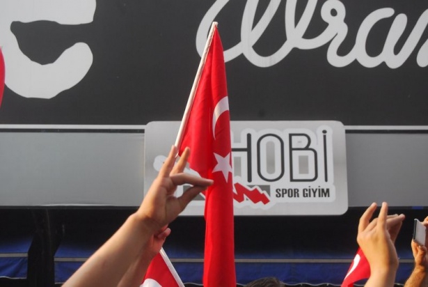 Bayrağını alan sokağa çıktı 15