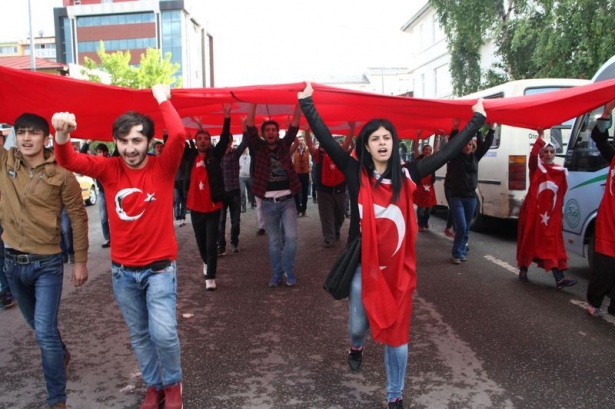 Bayrağını alan sokağa çıktı 18