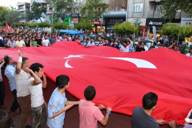 Bayrağını alan sokağa çıktı 19