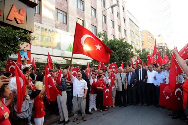 Bayrağını alan sokağa çıktı 20