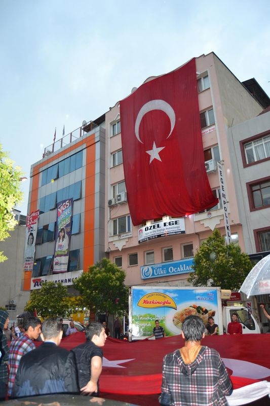 Bayrağını alan sokağa çıktı 22