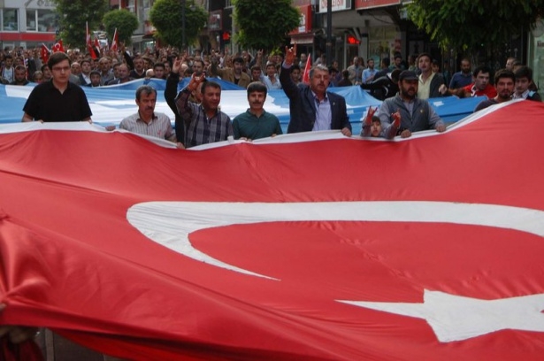 Bayrağını alan sokağa çıktı 24