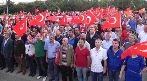 Bayrağını alan sokağa çıktı 26