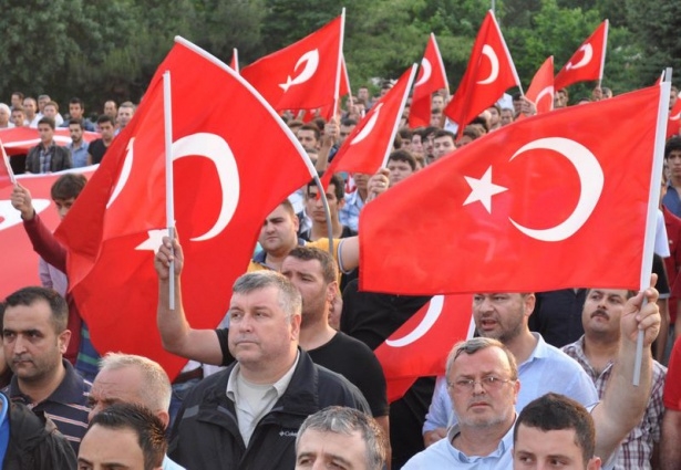 Bayrağını alan sokağa çıktı 27