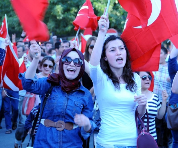 Bayrağını alan sokağa çıktı 29