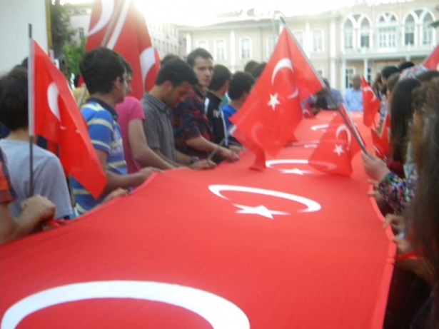 Bayrağını alan sokağa çıktı 3