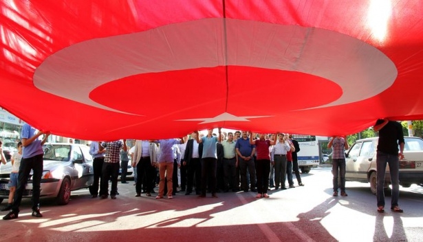 Bayrağını alan sokağa çıktı 30