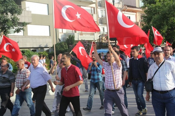 Bayrağını alan sokağa çıktı 31