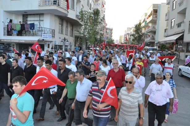 Bayrağını alan sokağa çıktı 4