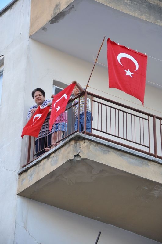 Bayrağını alan sokağa çıktı 5