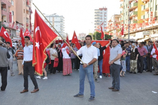 Bayrağını alan sokağa çıktı 6