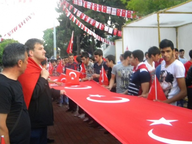 Bayrağını alan sokağa çıktı 7