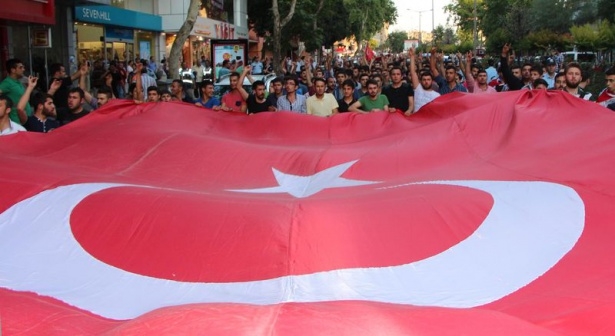 Bayrağını alan sokağa çıktı 9