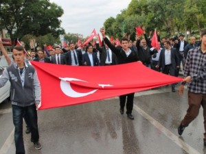 Bayrağını alan sokağa çıktı