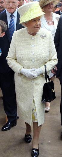 Kraliçe 50 yıldır aynı ayakkabıyı giyiyor 3