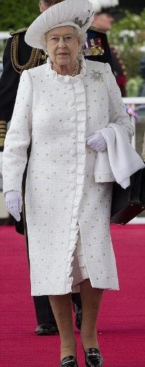 Kraliçe 50 yıldır aynı ayakkabıyı giyiyor 4
