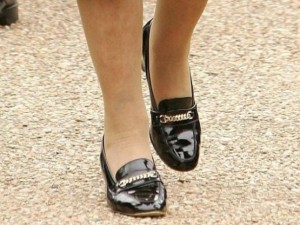 Kraliçe 50 yıldır aynı ayakkabıyı giyiyor