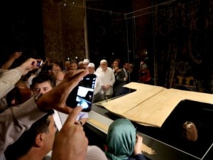 Hırka-i Şerif dualarla ziyarete açıldı