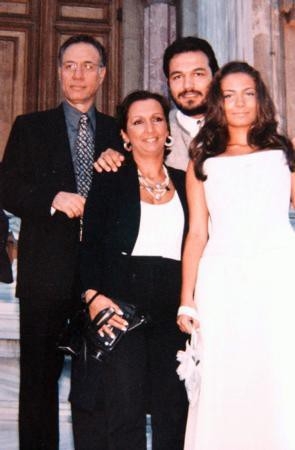 Ünlülerin hiç görmediğiniz aile albümleri 12