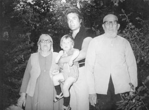 Ünlülerin hiç görmediğiniz aile albümleri 17