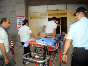 Bayrağımızı indirmeye kalkan şahıs vuruldu