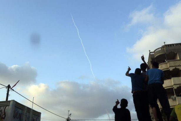 Gazze'de füze sivillerin üzerine böyle düştü 32