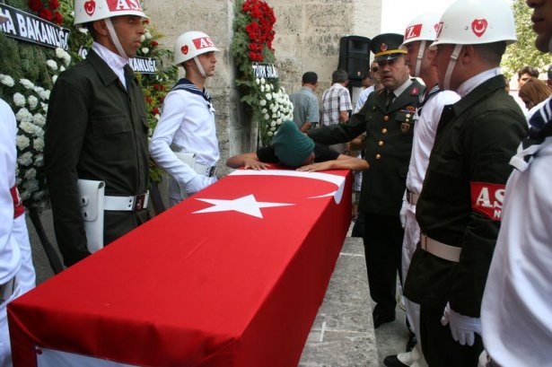 Şehit teğmen ve uzman çavuşa veda 77