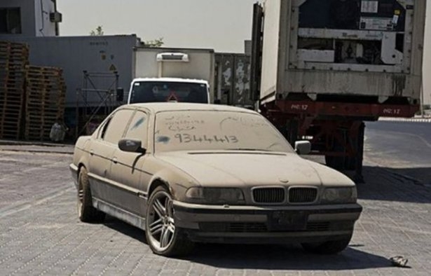 Dubai'de çöp olan lüks arabalar 17