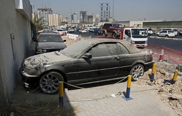 Dubai'de çöp olan lüks arabalar 23