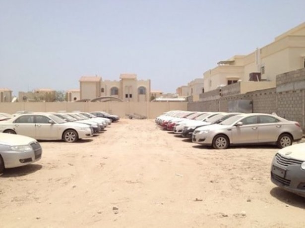 Dubai'de çöp olan lüks arabalar 28
