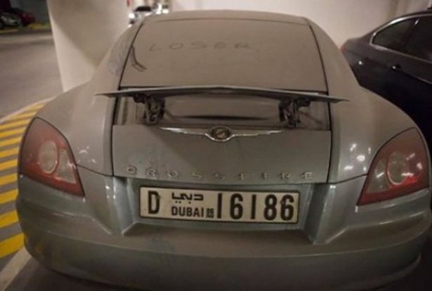 Dubai'de çöp olan lüks arabalar 38
