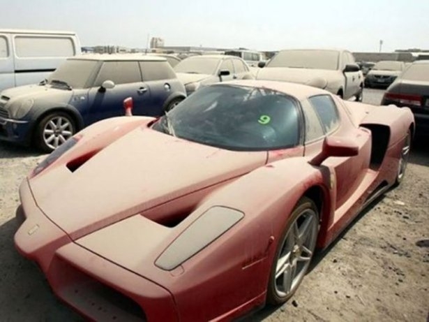 Dubai'de çöp olan lüks arabalar 6
