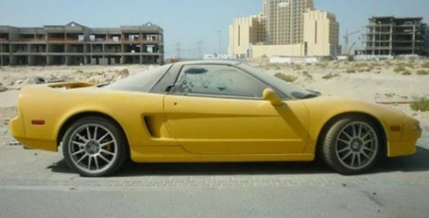 Dubai'de çöp olan lüks arabalar 7