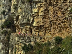 Dünyanın en tehlikeli okul yolları