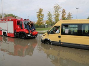 Araçlar göle dönen yolda mahsur kaldı