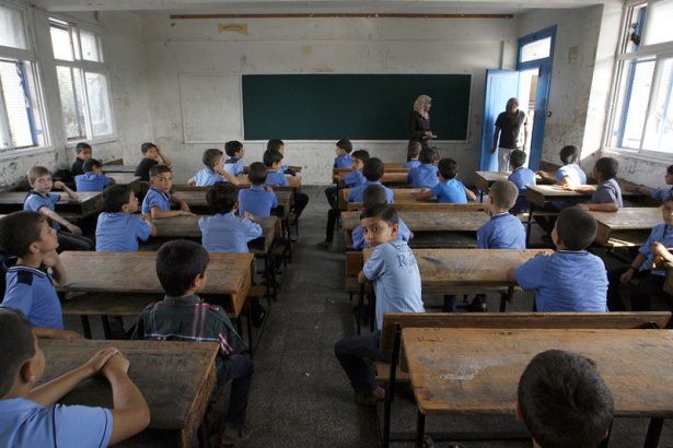 Gazze'nin yıkık sınıflarında ilk ders 23