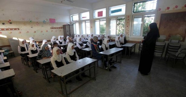 Gazze'nin yıkık sınıflarında ilk ders 25