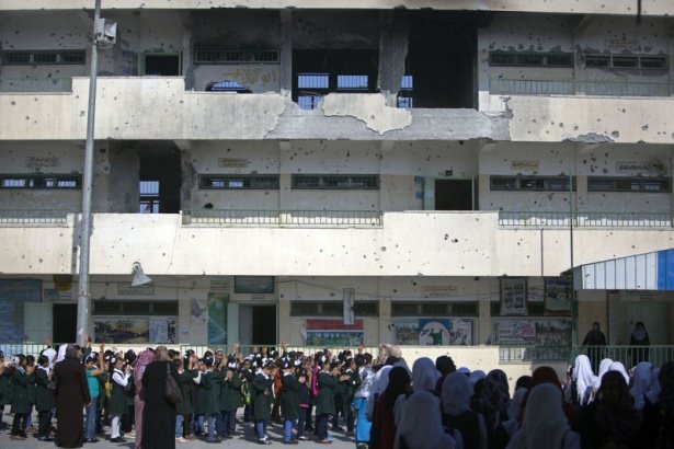 Gazze'nin yıkık sınıflarında ilk ders 27