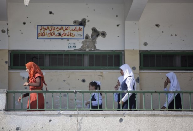 Gazze'nin yıkık sınıflarında ilk ders 38
