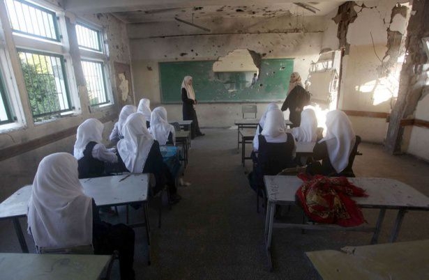 Gazze'nin yıkık sınıflarında ilk ders 46