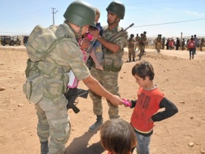 Suriyelilere Mehmetçik şefkati